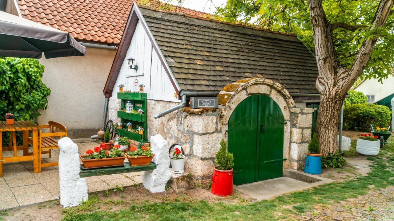 Zsambeki Vendeghaz -Anno1815- Hotel Exterior photo